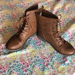 Super chic Children’s Boots 👢 ❤️ worn only once!